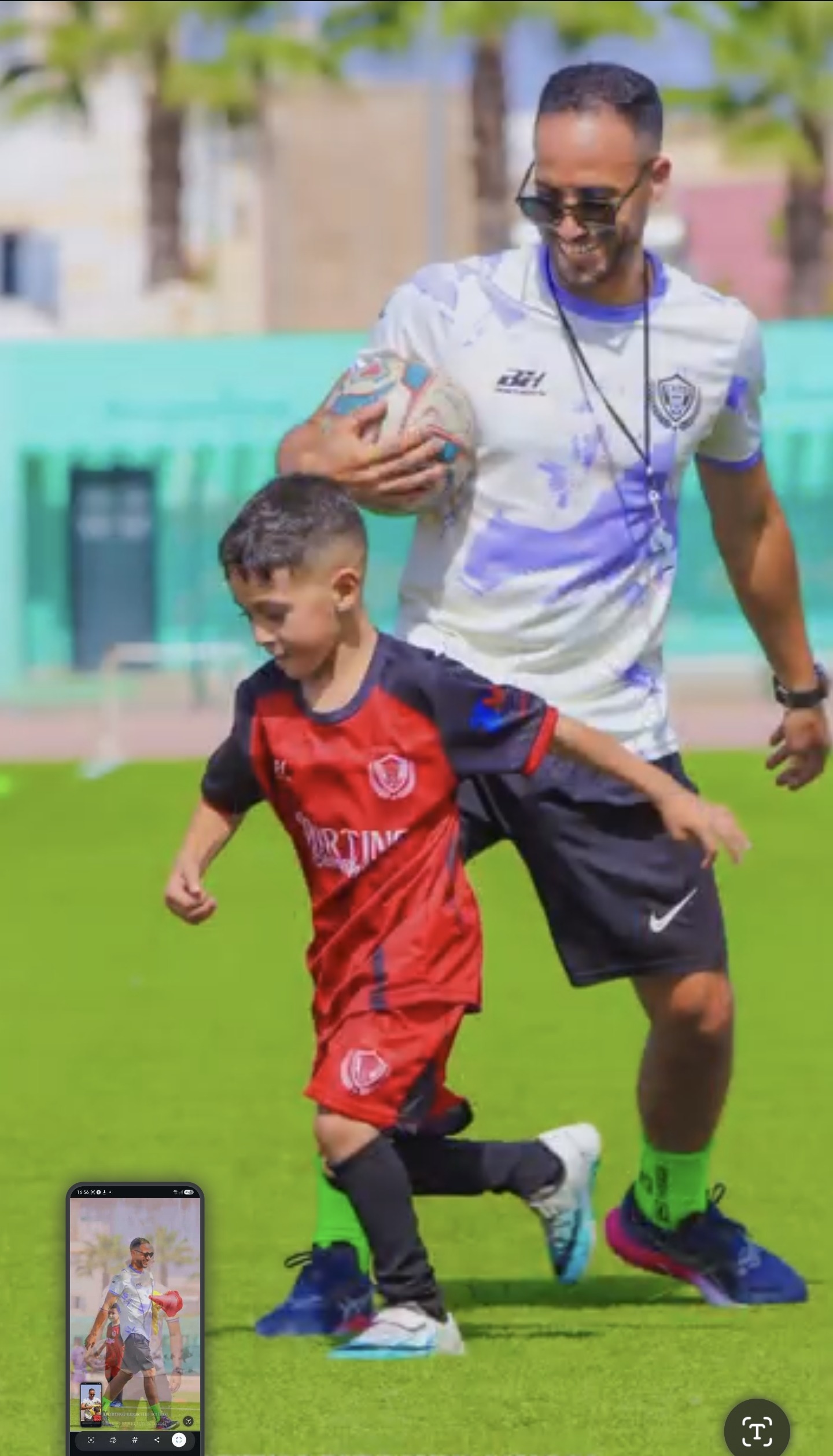 Omar Zouahri accompagne un jeune footballeur